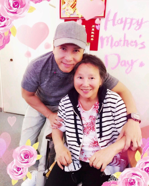 甄子丹与母亲合影