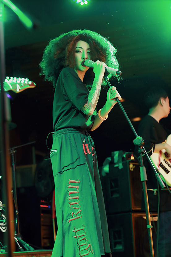 王金金巡演北京站引全场大合唱酷炫造型热辣吸睛