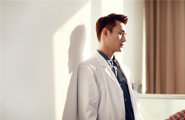 赵启平白大褂内衬衫藏巧思