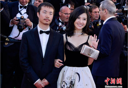 入围“一种关注”单元的中国影片《路过未来》导演李睿珺(左)、主演杨子姗(右)亮相开幕式红毯秀。 中新社记者 龙剑武 摄