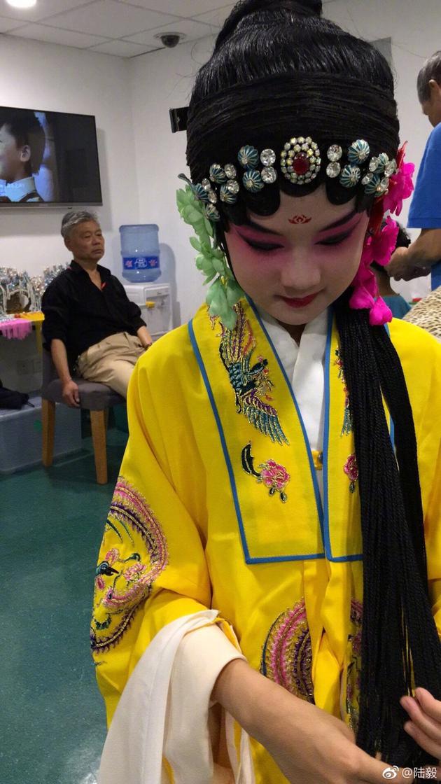 陆毅大女儿京剧扮相专业