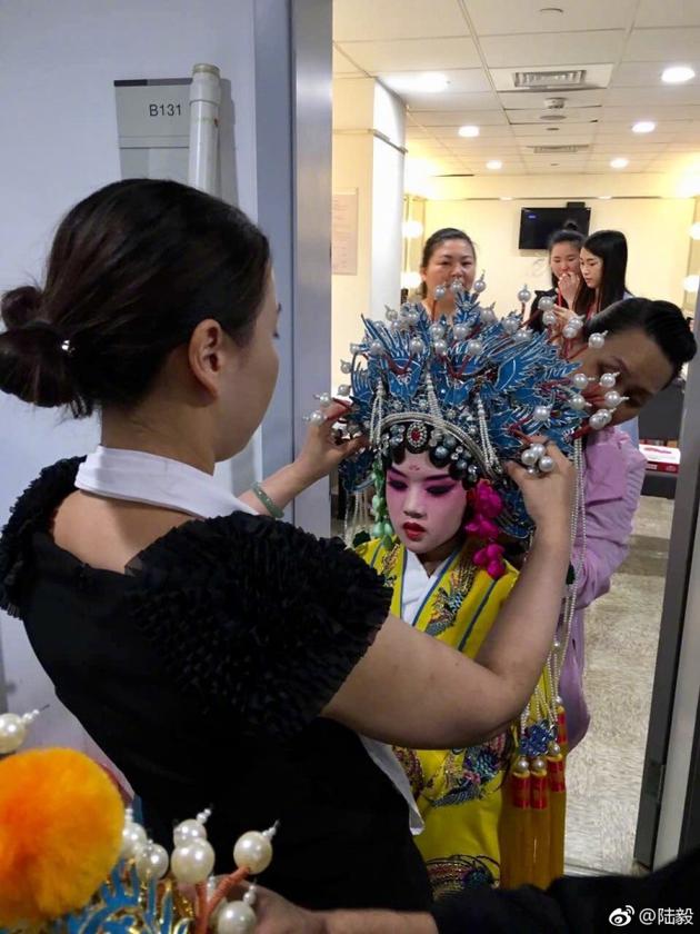陆毅大女儿京剧扮相专业