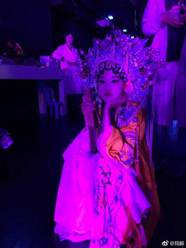 陆毅大女儿京剧扮相专业