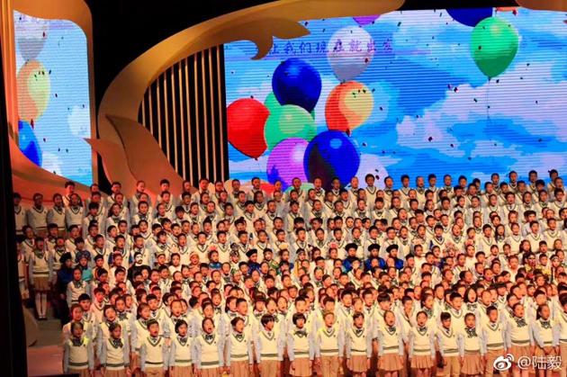 陆毅大女儿上台表演京剧