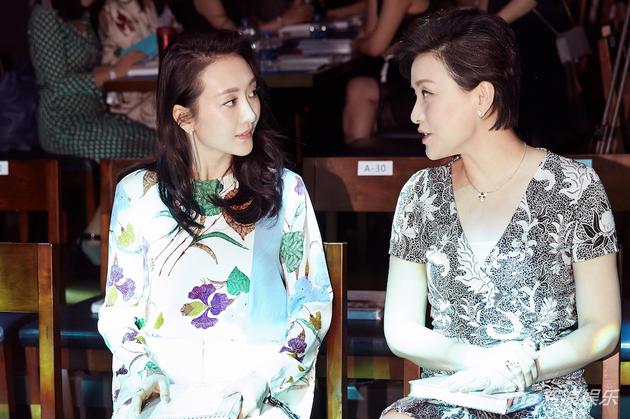 王鸥与杨澜台下互动交流