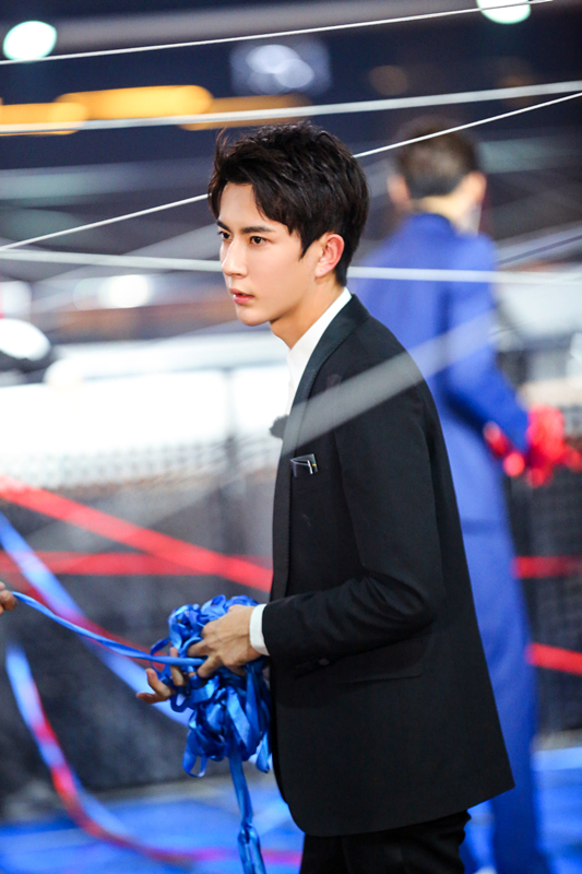 于朦胧专注凝视