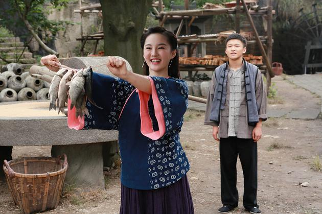 冯瑞睿面带微笑晒鱼