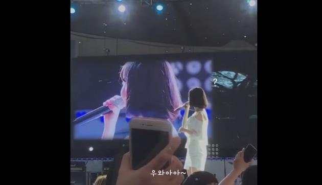 IU回头看自己