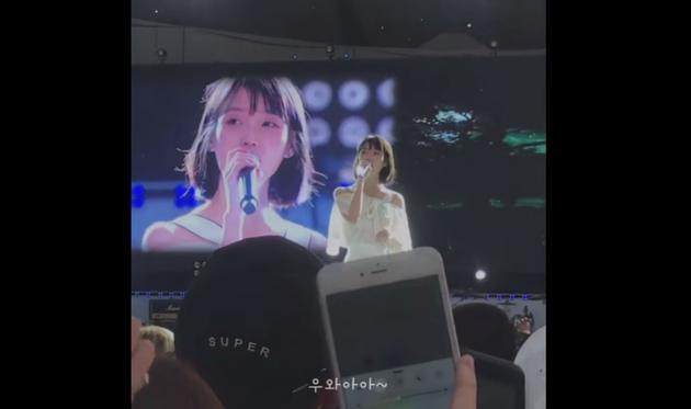 大屏幕上的IU