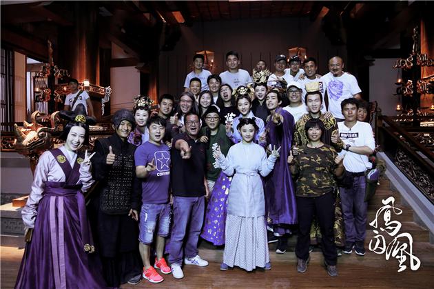 宋威龙关晓彤甜蜜互动凤囚凰杀青现场欢乐多