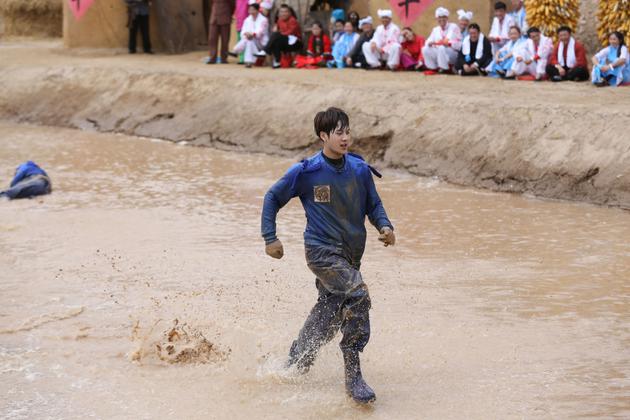 王嘉尔在泥潭中奔跑全力以赴