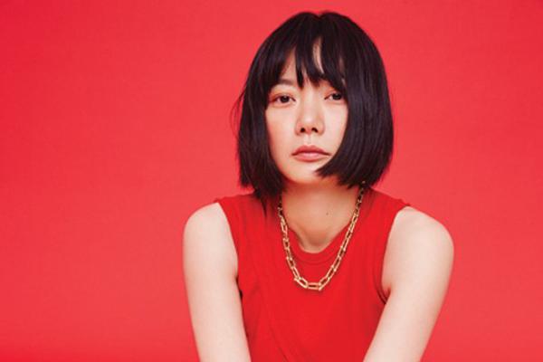 组图:影后裴斗娜时尚大片 吊带装秀雪乳大方率性