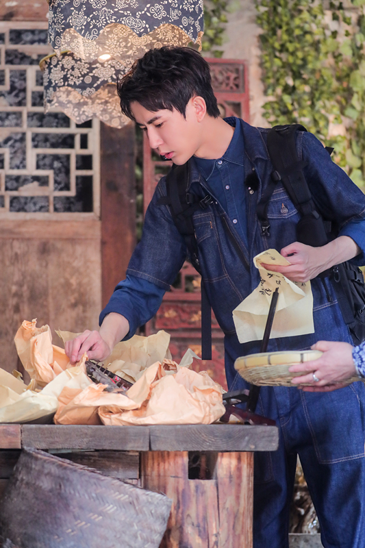 于朦胧认真拣药材