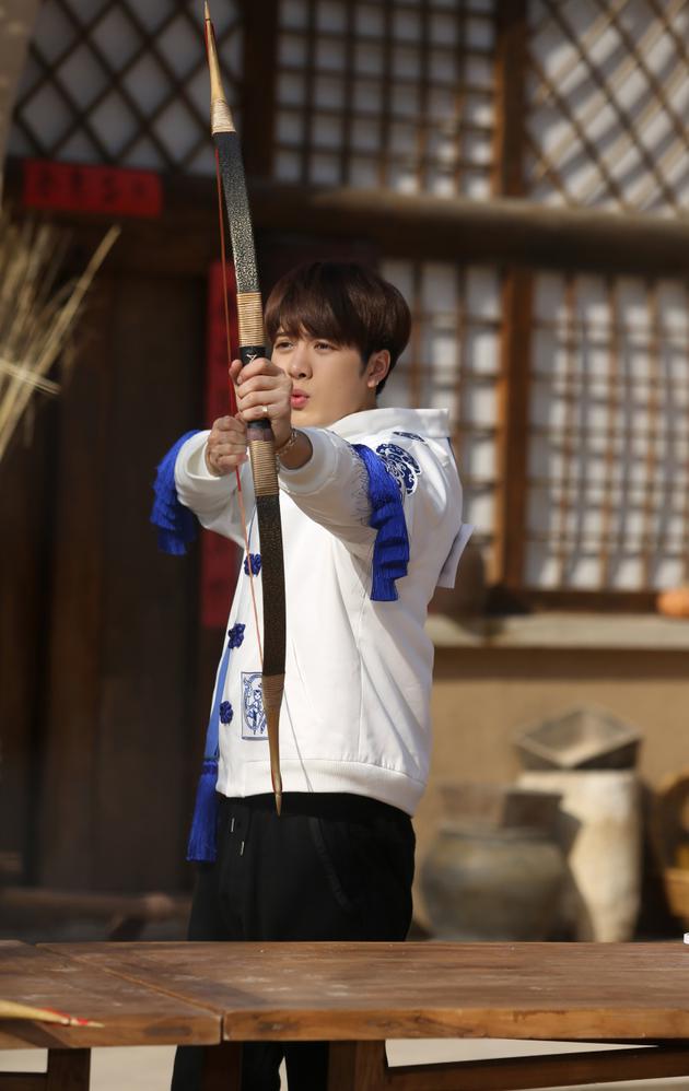 王嘉尔拉弓射箭多才多艺