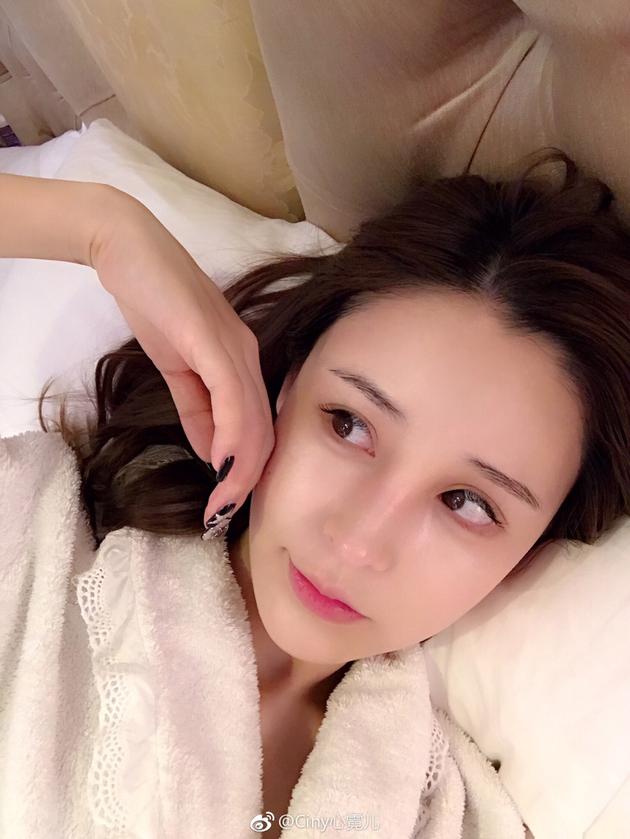 网红心霓儿晒二胎 富二代老公"哺乳"侧颜清秀.娱乐