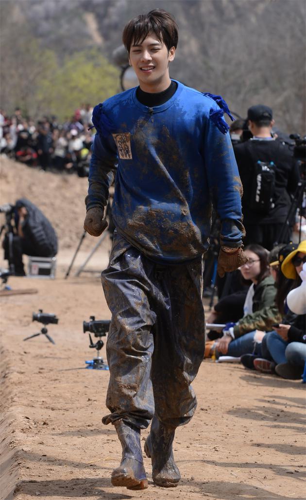 王嘉尔浑身泥巴变成小花猫