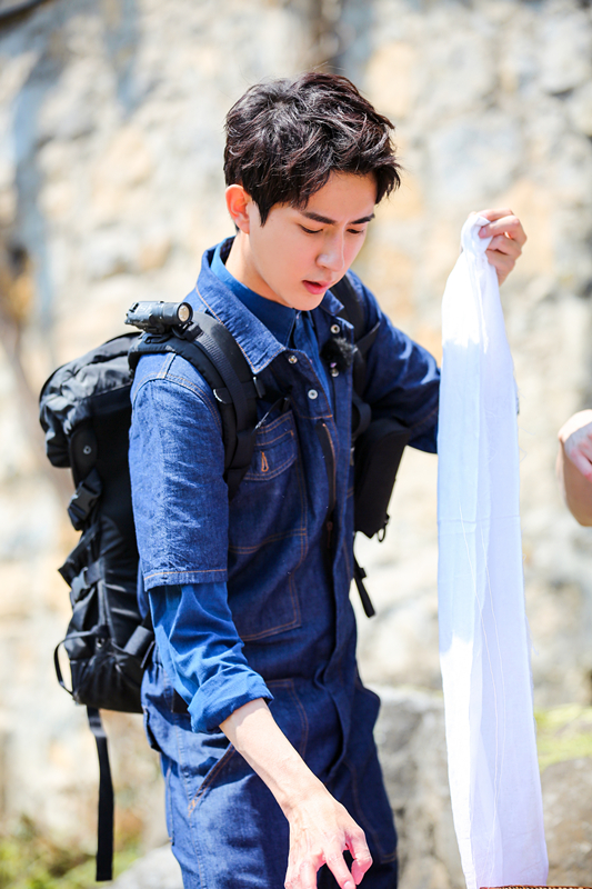 于朦胧牛仔装活力满满