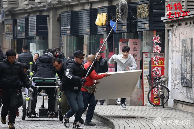 张艺兴拍摄跑戏