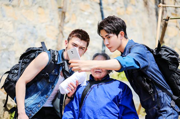 于朦胧娃尔卖萌自拍