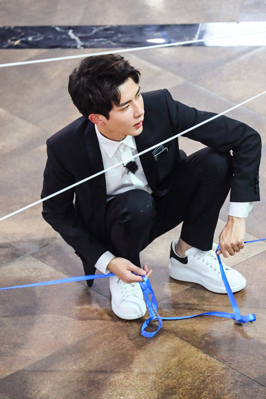 于朦胧被丝带缠绕