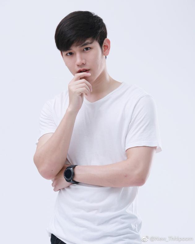 泰星new空降泰国爱豆月泳池边问好幽默圈粉