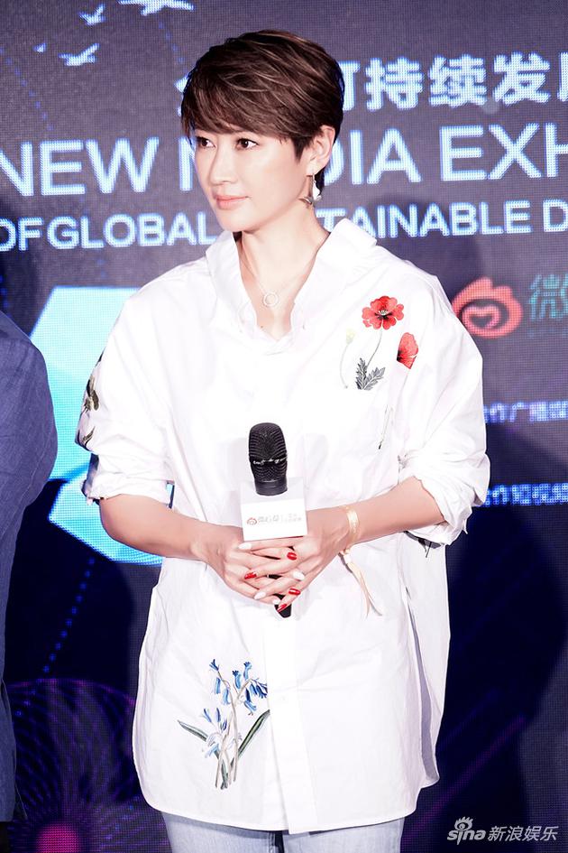 梁静出席公益活动