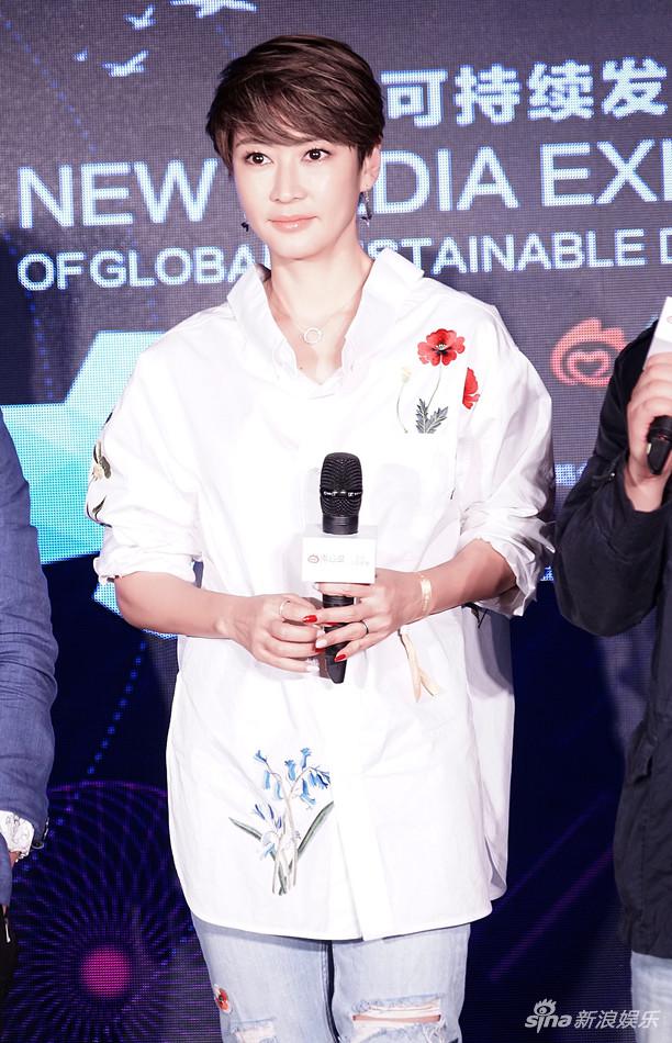 梁静出席公益活动