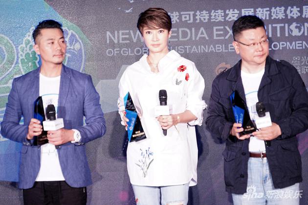 梁静出席公益活动