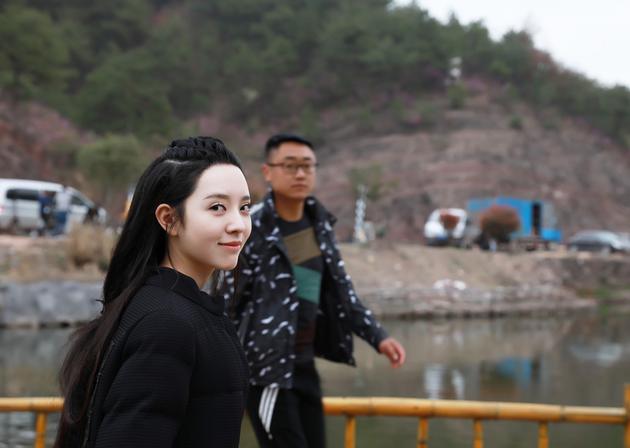 雨婷儿收工路上