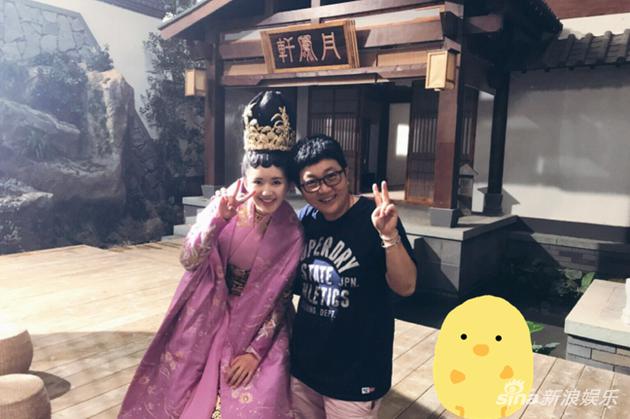 赵露思可爱剪刀手