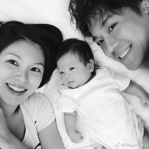 黎诺懿在儿子“小春鸡”出生后加入晒娃大军，常在微博上晒一家三口的甜蜜合照。