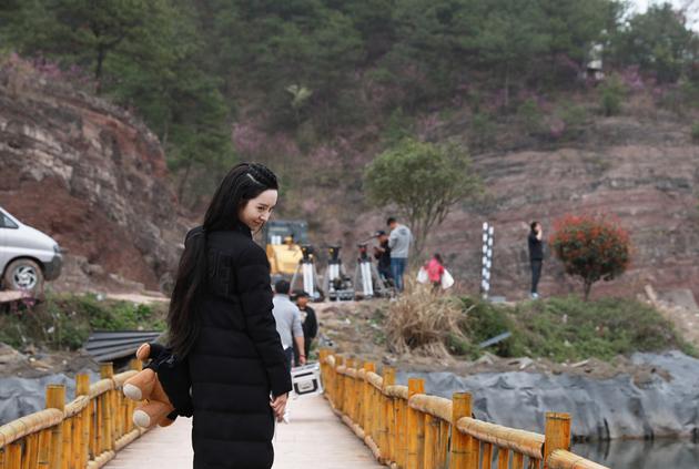 雨婷儿低头微笑