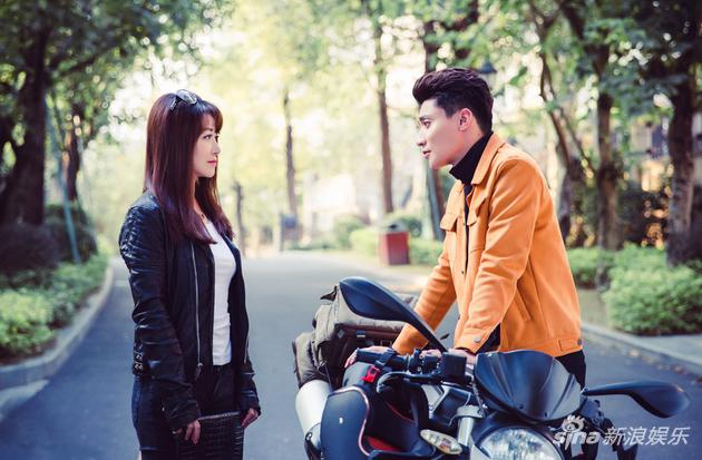 陈紫函与刘长德对视