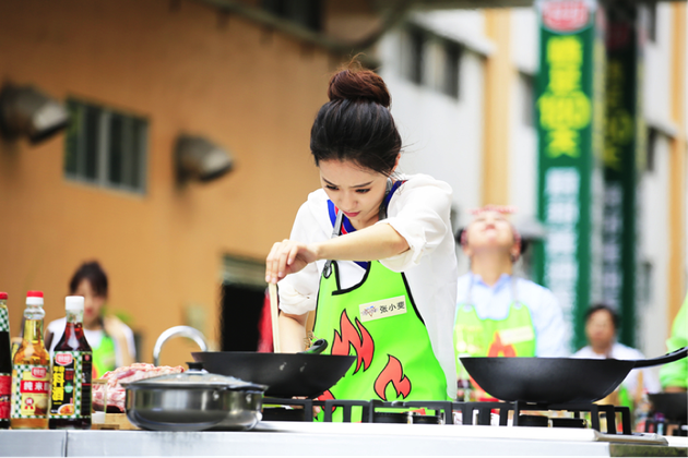 张小斐烹饪中