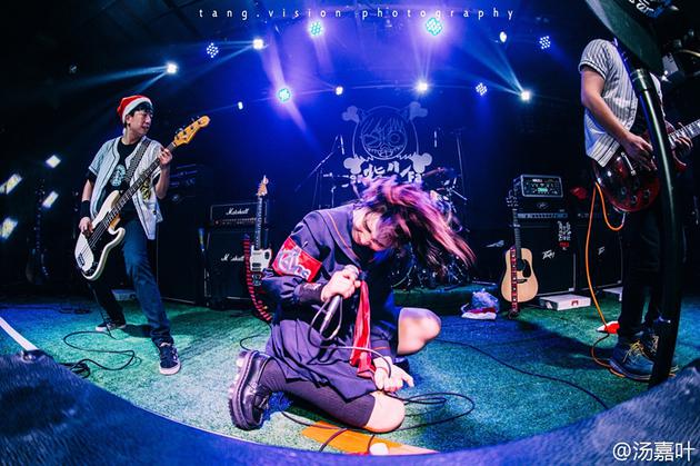 吉他东博 主唱JOJO 贝斯萌子