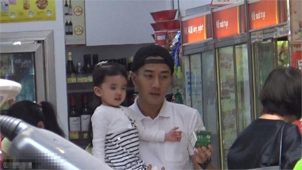 刘恺威抱着小糯米