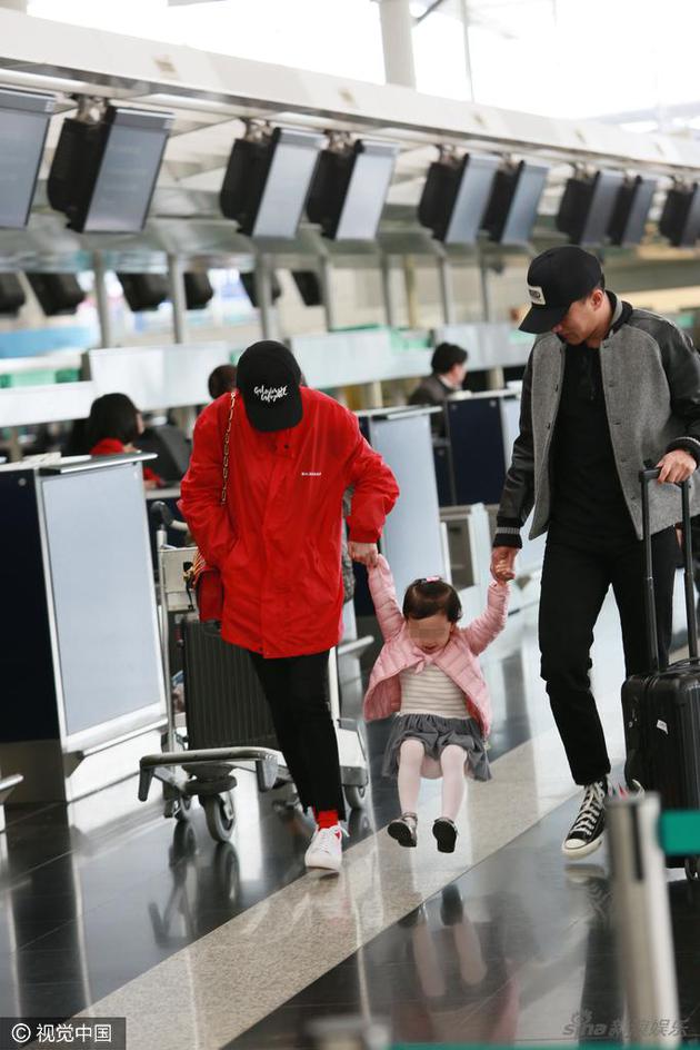 刘恺威携小糯米送杨幂回京