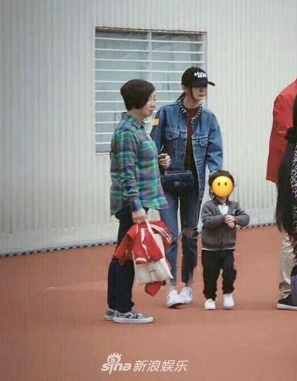 杨幂刘恺威携小糯米参加学校活动