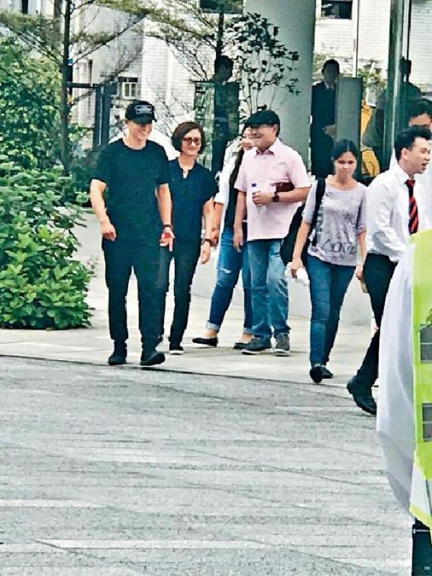 刘恺威带爸妈看房买别墅 