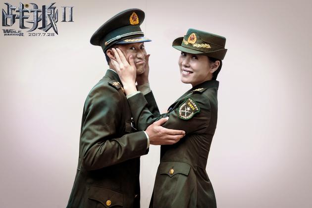 吴京导演与余男合体卖萌