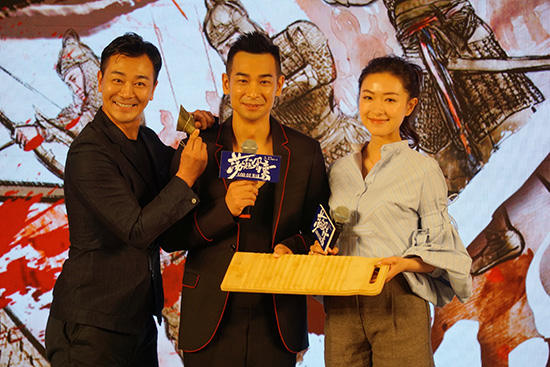 吴樾与赵文卓、万茜在首映礼上