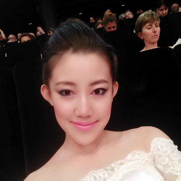 影视新星闫美伊亮相戛纳红毯白裙飘飘自信典雅