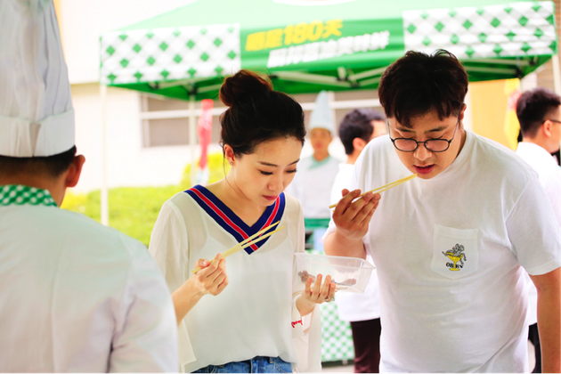 张小斐泰维品尝中