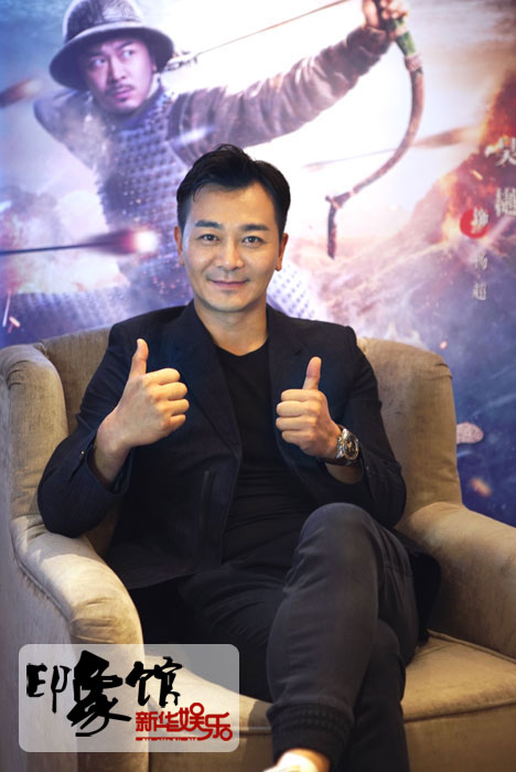 "吴樾[微博]大步流星走进专访间.