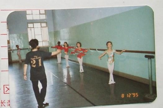  8岁的刘诗诗在练习舞蹈 