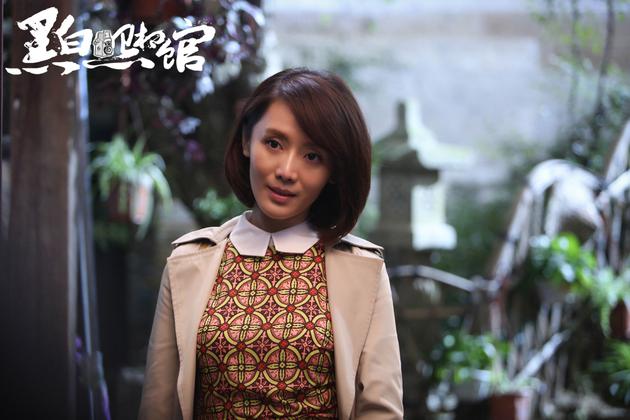 车永莉微笑凝视前方