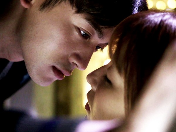 《极品绝配》邵雨薇酒醉睡着被吴思贤偷亲