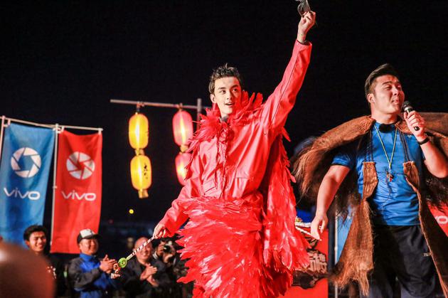 吴磊身着“火烈鸟”红色上衣英姿飒爽