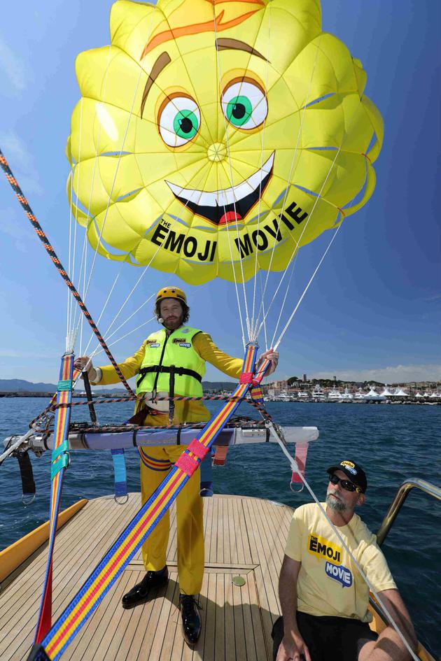 《表情奇幻冒险》配音演员T·J·米勒乘Emoji表情降落伞空降活动现场