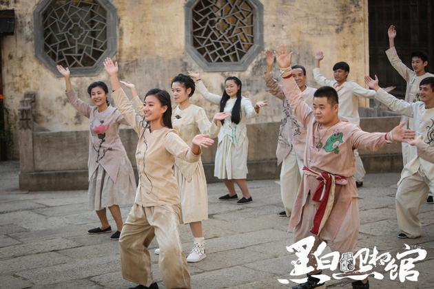 彩虹镇居民跳舞